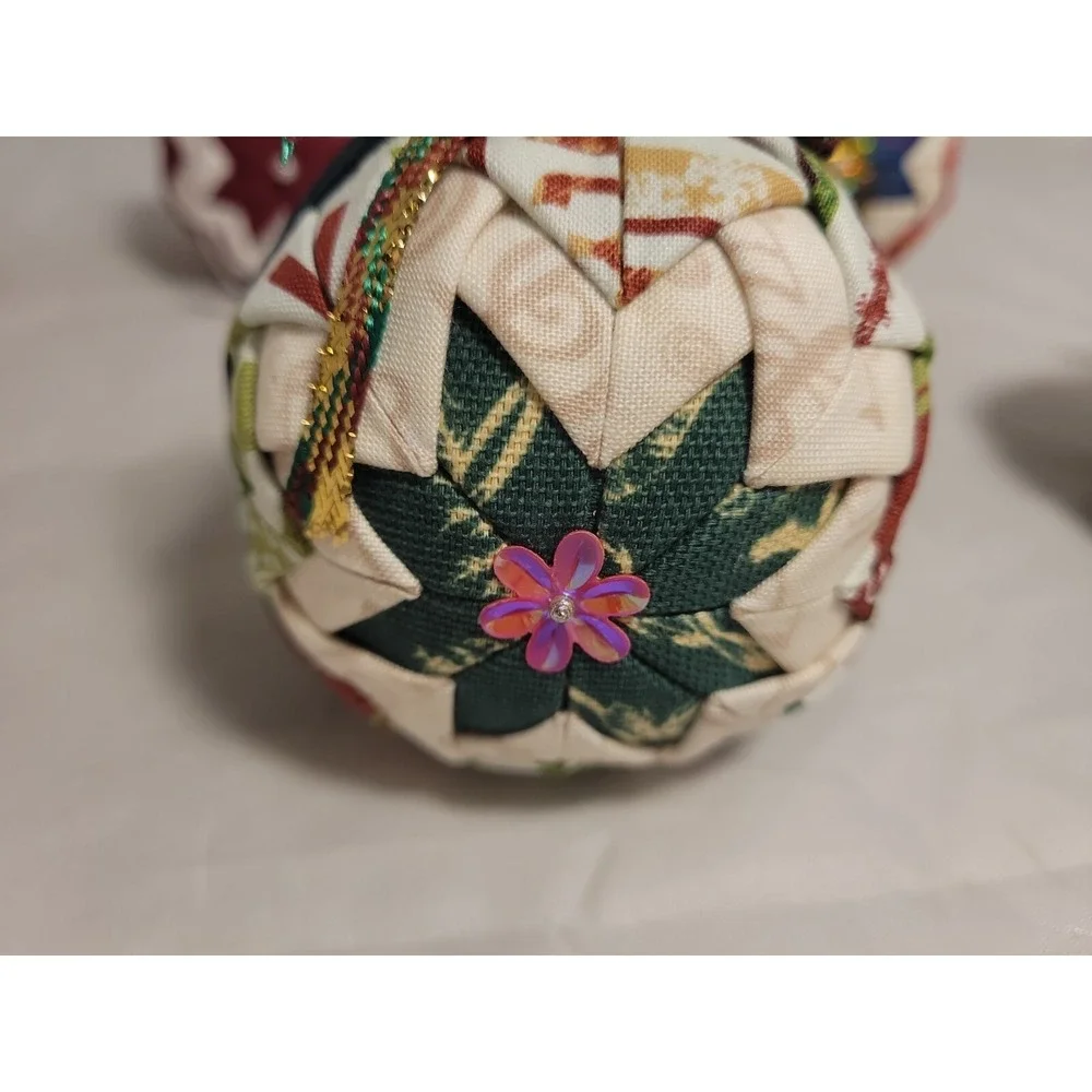 HANDMADE FABRIC FOLDED Quilted‎ HOLIDAY RIBBON CHRISTMAS ORNAMENT BALL Set of 6